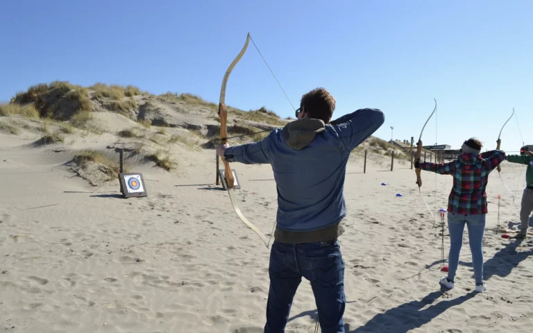 Boogschieten als teamuitje op het strand in Noord-Holland