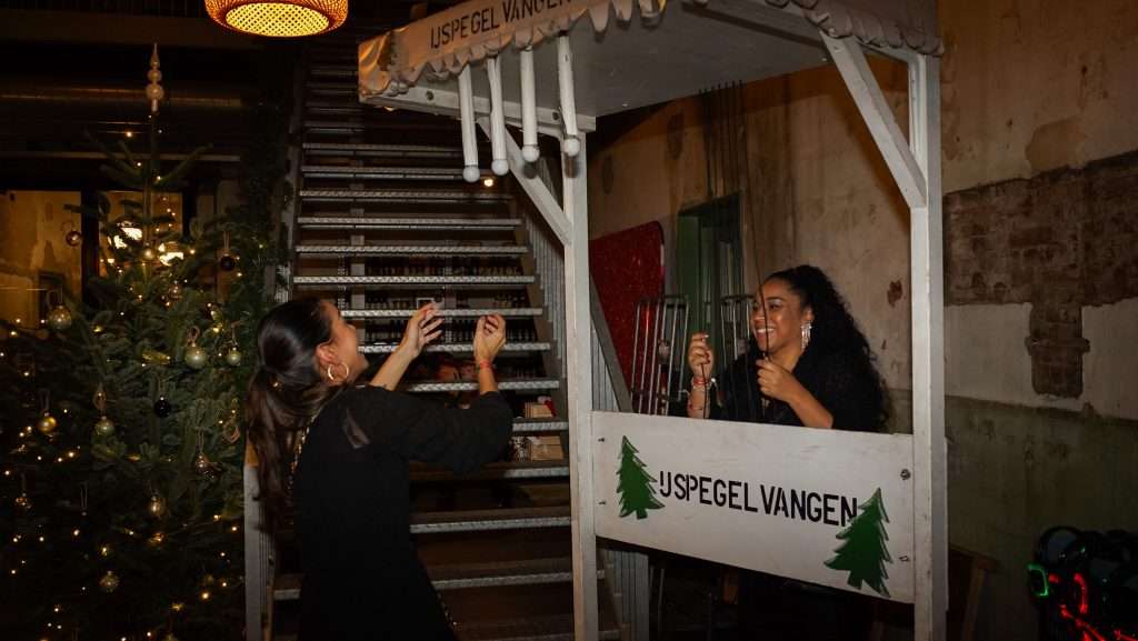Kerstival ijspegels vangen winteractiviteiten personeelsevenement