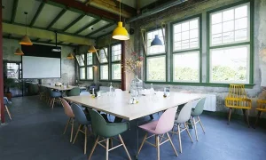 Vergaderlocatie in industriële stijl bij Lab44, gevestigd in een historische artillerie