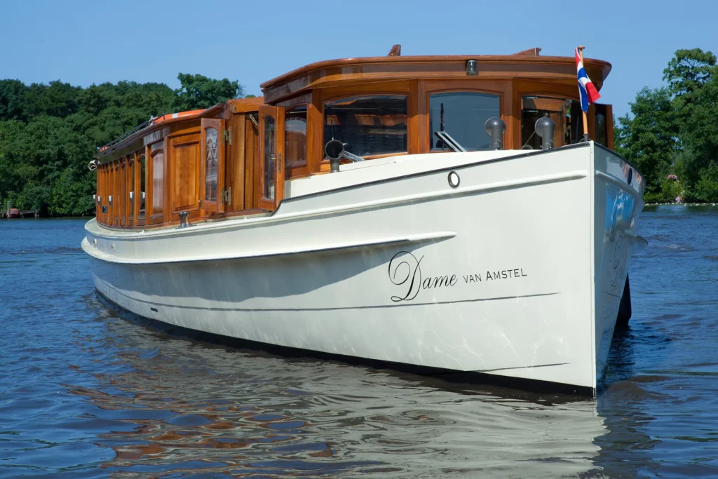 Teamuitje Rondvaart in een salonboot