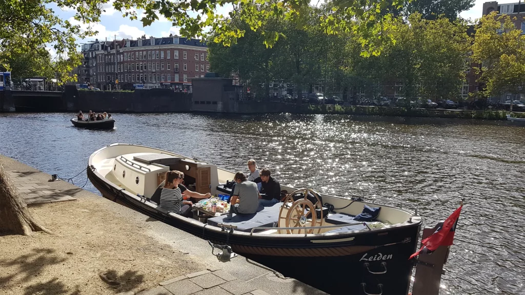 Teamuitje Varen met een sloep langs de Zaanse schans dtevents