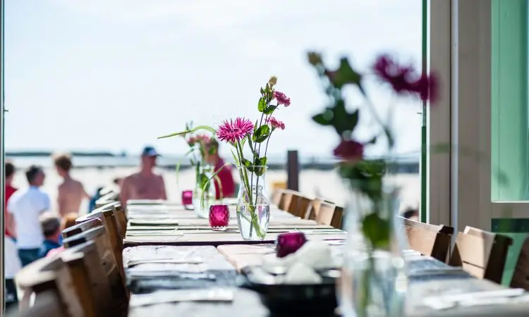 Diner tijdens zakelijke borrel op unieke locatie in Wijk aan Zee