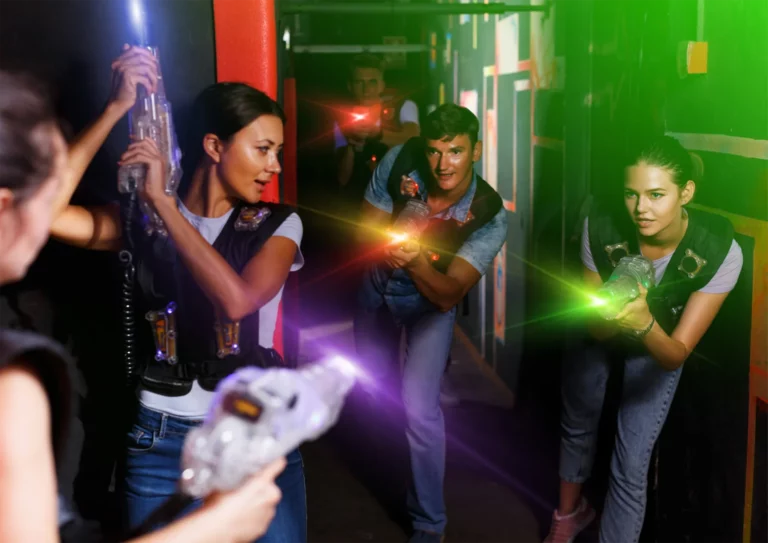 Lasergamen in een groep tijdens bedrijfsuitje