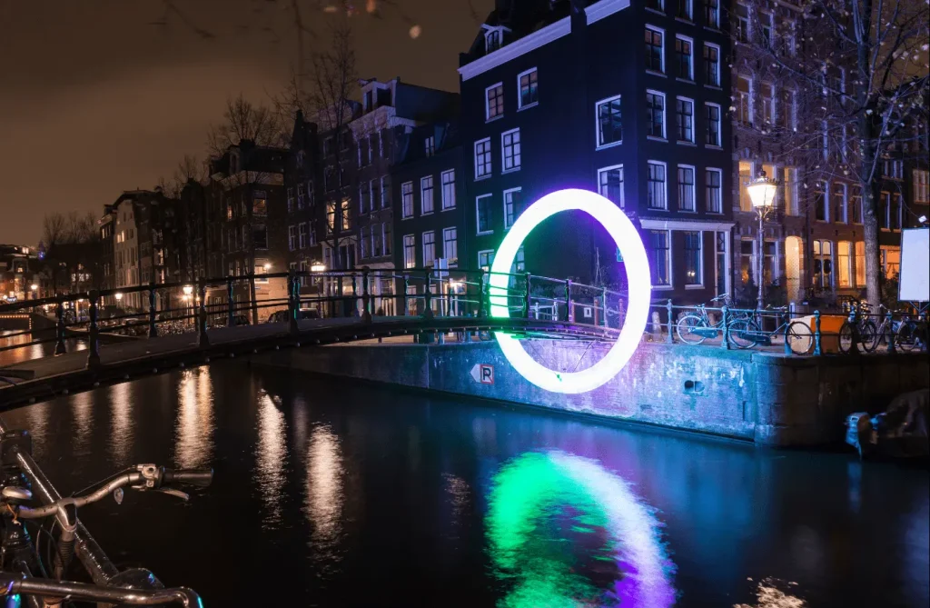 Op een salonboot in Amsterdam tijdens Amsterdam Light Festival