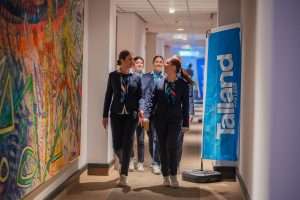 Hostessen leerlingen festival onderwijs