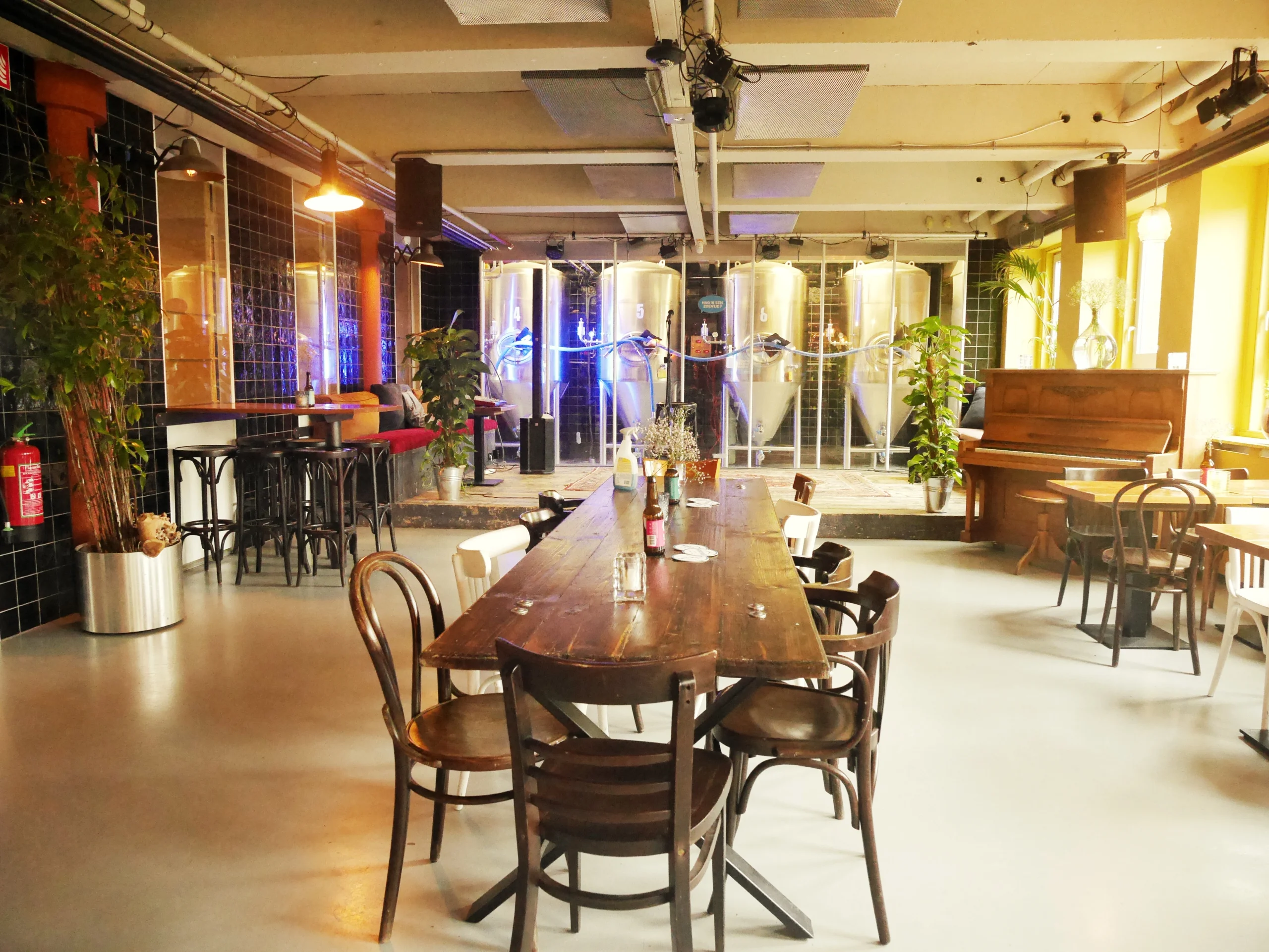 Een vergadertafel in een bierbrouwerij