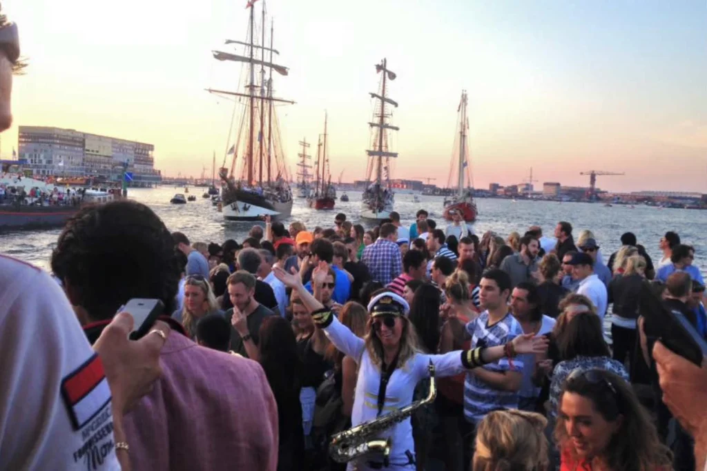 buitendek Sail met zicht op ij-haven