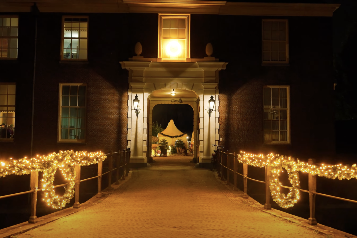 Feestelijk verlicht gebouw