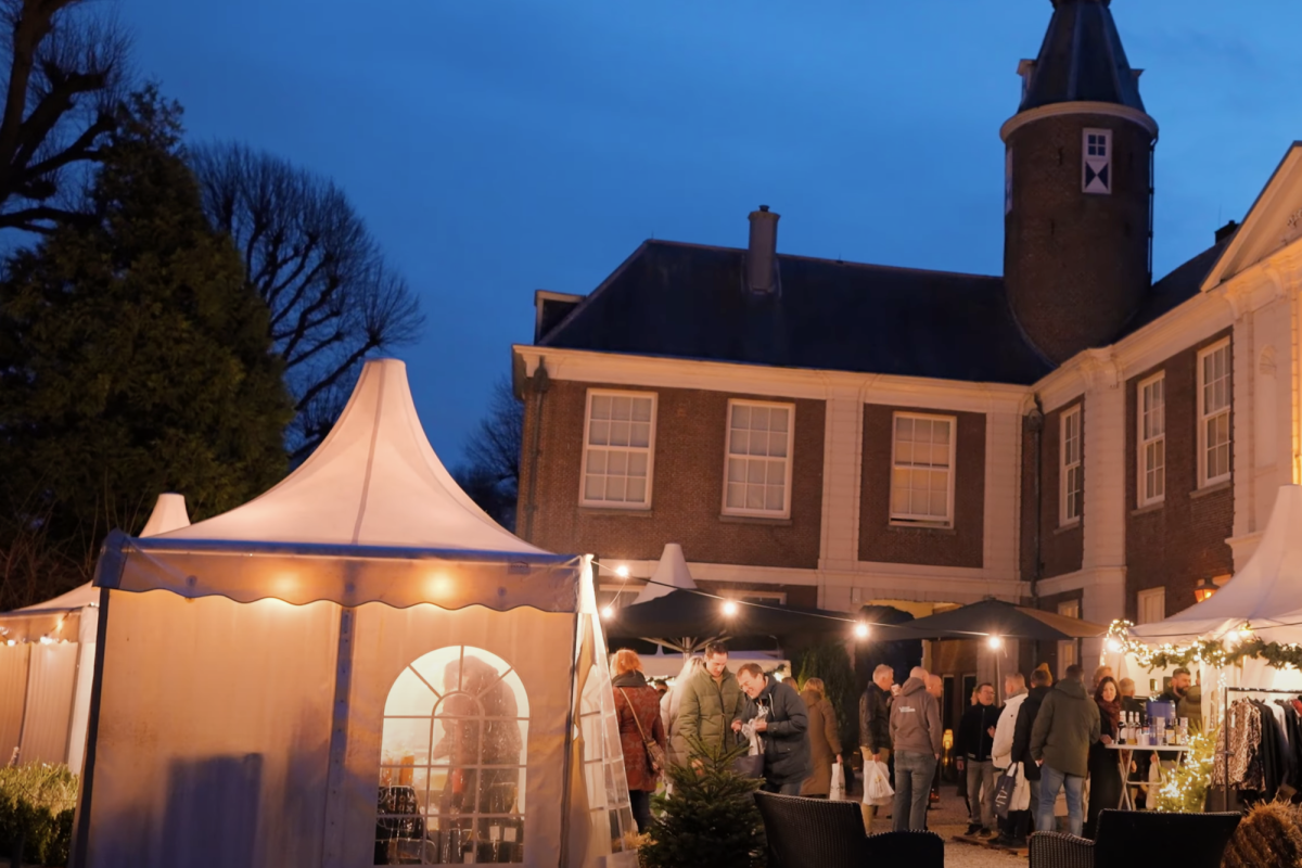 Kerstmarkt met kraampjes eindejaarsfeest